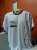 Camiseta formatura com gola e manga igual.