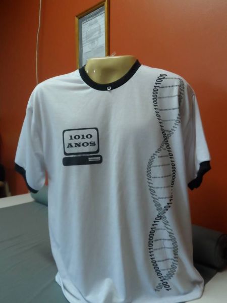 Camiseta formatura com gola e manga igual.